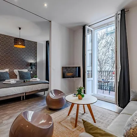 Luxury Family 2br - Prime Location, Walk To & Shopping, Sunny Balcony - Totolulu Hoche Apartment