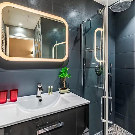 Luxury Family 2br - Prime Location, Walk To & Shopping, Sunny Balcony - Totolulu Hoche Apartment *
