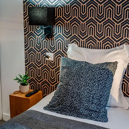 Luxury Family 2br - Prime Location, Walk To & Shopping, Sunny Balcony - Totolulu Hoche