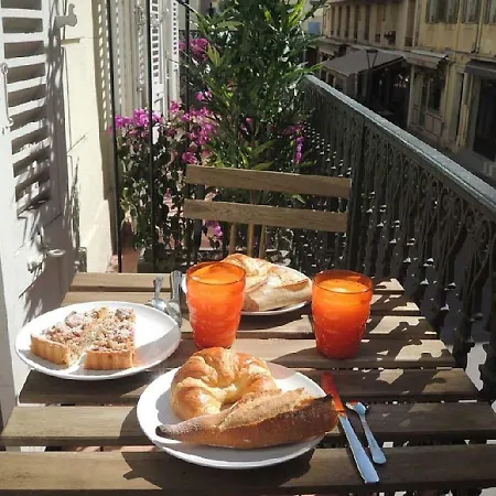 Luxury Family 2br - Prime Location, Walk To & Shopping, Sunny Balcony - By Totolulu Hoche * كان